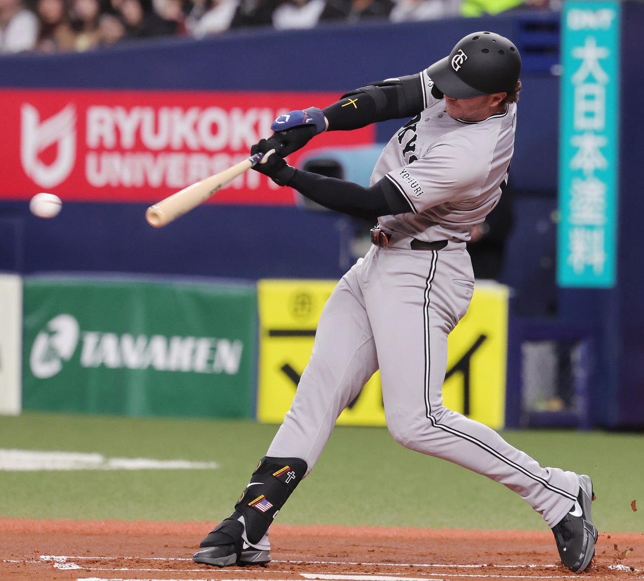 オリックス対巨人　1回表巨人1死二塁、右前先制適時打を放つキャベッジ（撮影・野上伸悟）