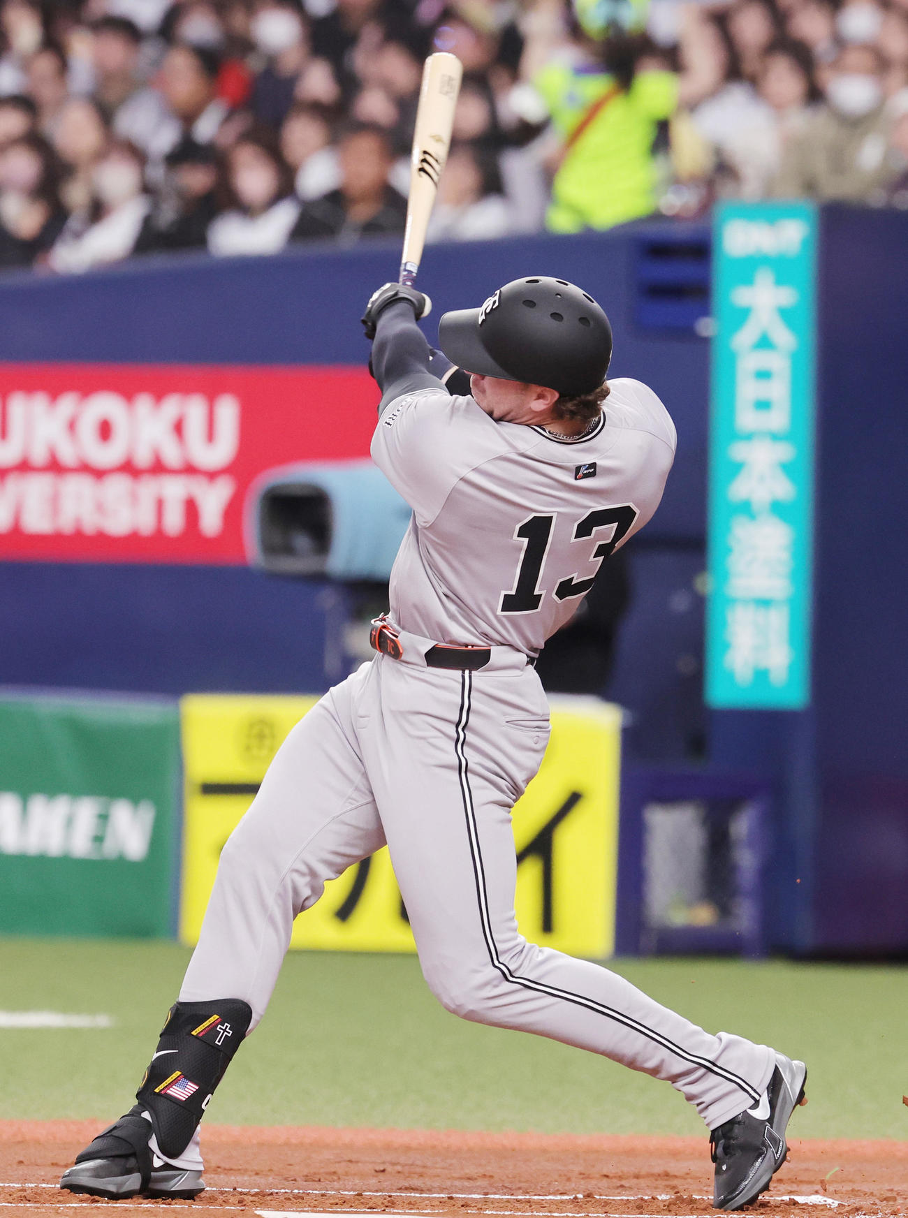 オリックス対巨人　1回表巨人1死二塁、右前先制適時打を放つキャベッジ（撮影・野上伸悟）