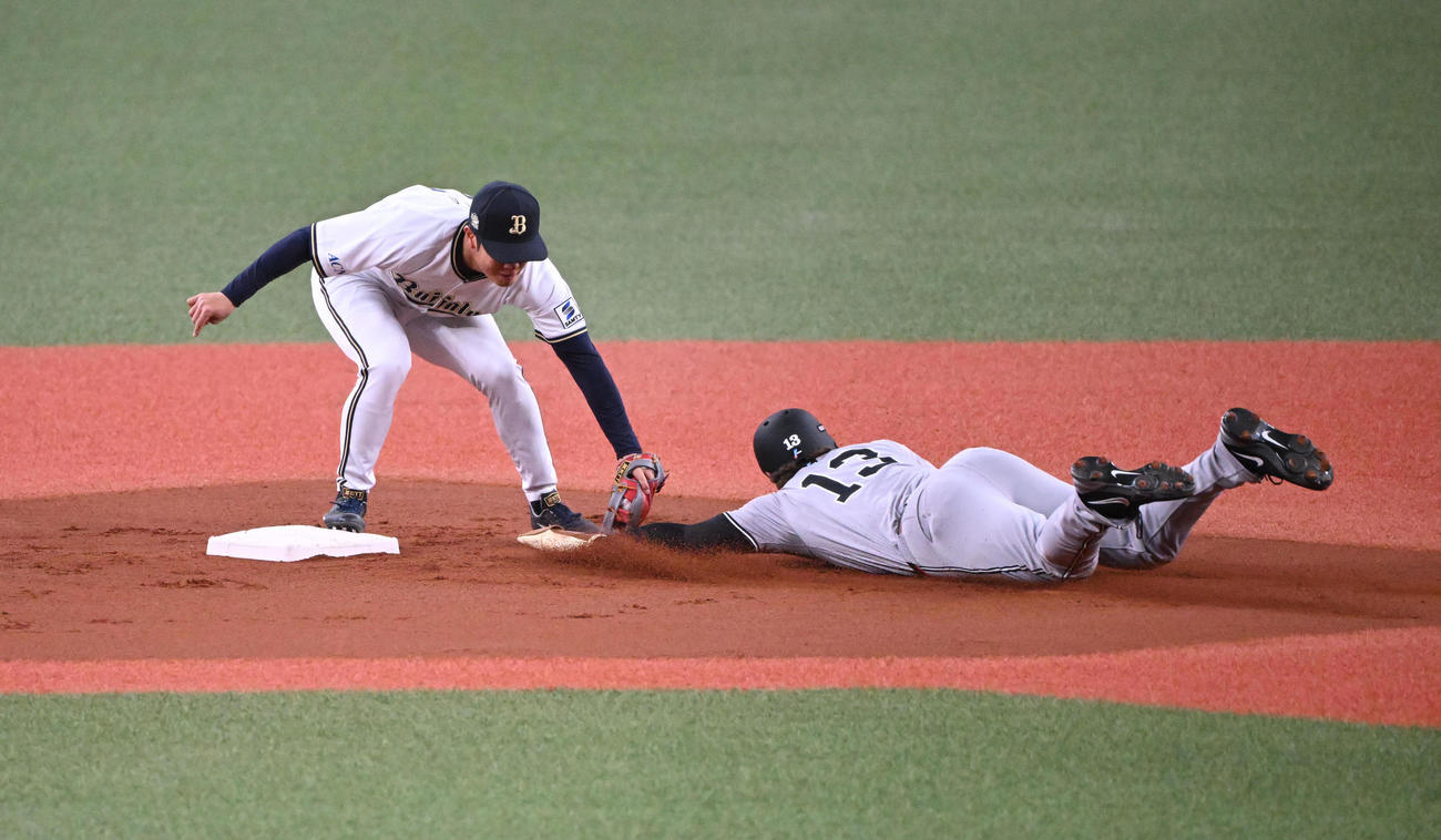 オリックス対巨人　1回表巨人2死一塁、、二盗に失敗するキャベッジ（撮影・和賀正仁）