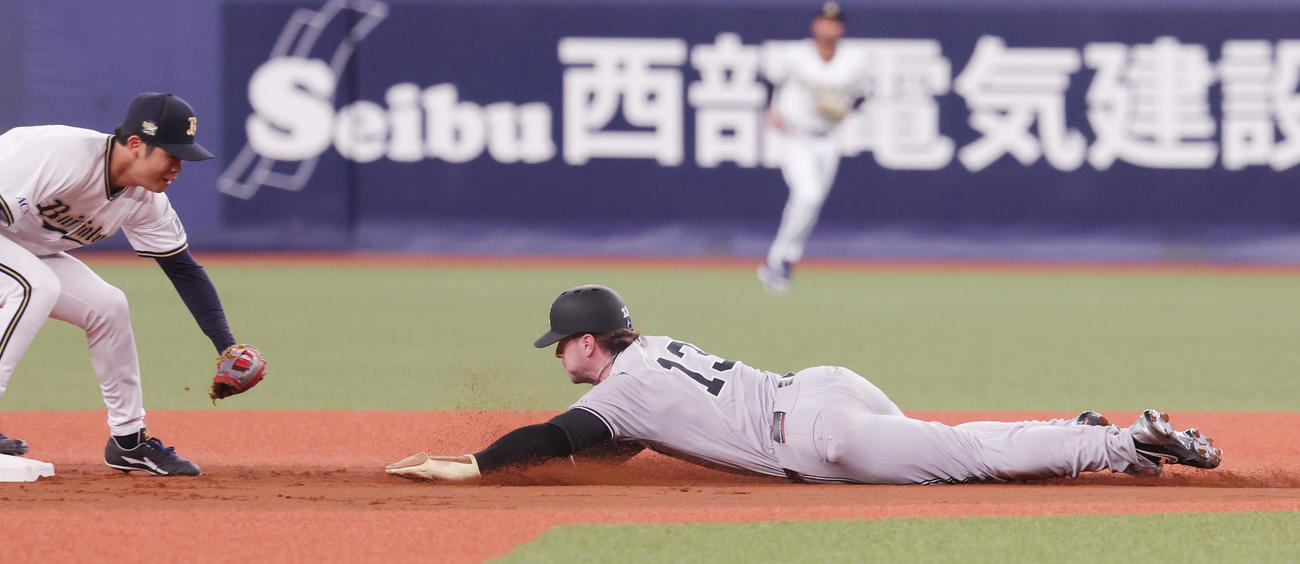 オリックス対巨人　1回表巨人2死一塁、二盗に失敗するキャベッジ（撮影・野上伸悟）