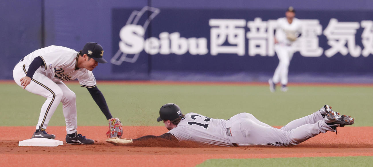 オリックス対巨人　1回表巨人2死一塁、二盗に失敗するキャベッジ（撮影・野上伸悟）