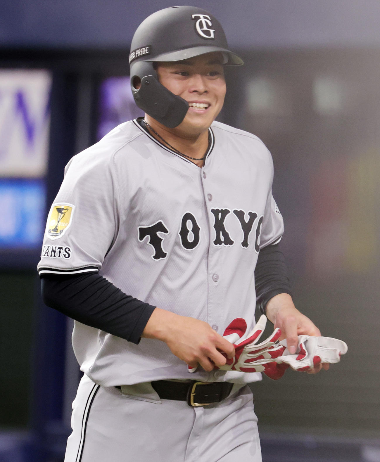 オリックス対巨人　1回表巨人1死二塁、キャベッジの右前先制適時打で生還し笑顔の中山（撮影・野上伸悟）