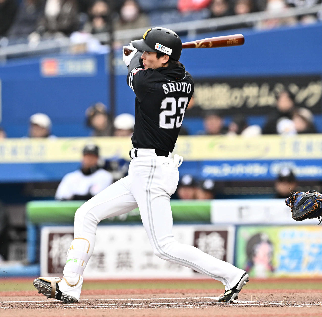 ロッテ対ソフトバンク　1回表ソフトバンク1死、周東は右前打を放つ（撮影・滝沢徹郎）