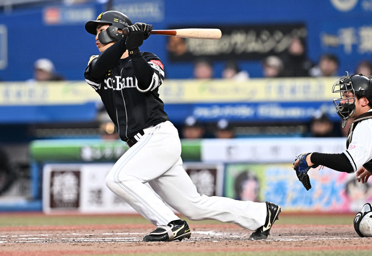 ロッテ対ソフトバンク　8回表ソフトバンク1死二、三塁、広瀬隆は左翼に2点適時打を放つ（撮影・滝沢徹郎）