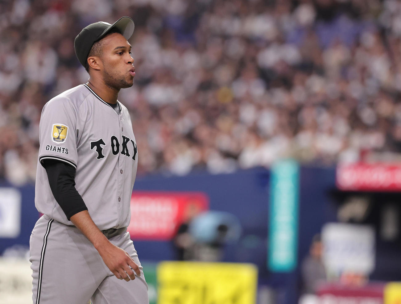 オリックス対巨人　8回裏を無失点で終え、ベンチに戻る巨人マルティネス（撮影・野上伸悟）