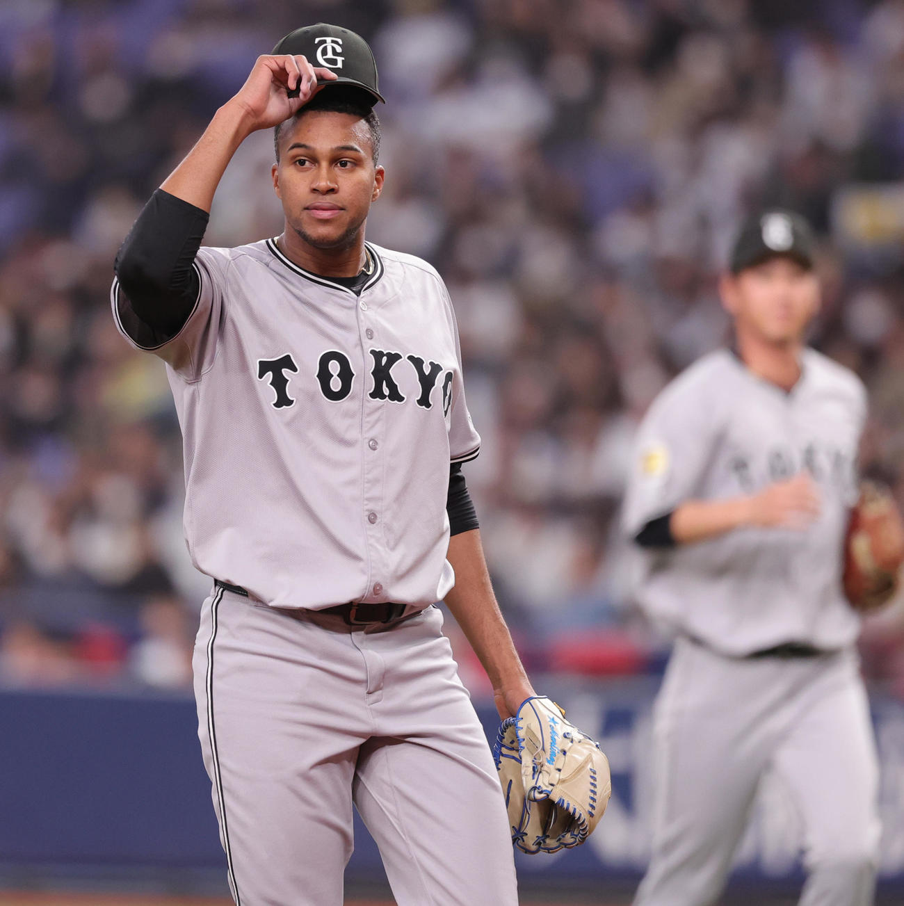 オリックス対巨人　8回裏を無失点で終え、ベンチに戻る巨人マルティネス（撮影・野上伸悟）