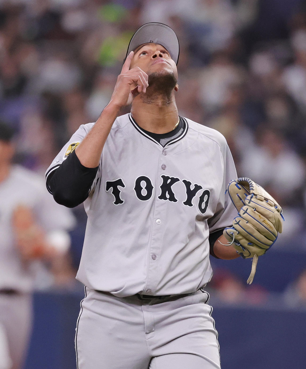 オリックス対巨人　8回裏を無失点で終え、天を見上げる巨人マルティネス（撮影・野上伸悟）