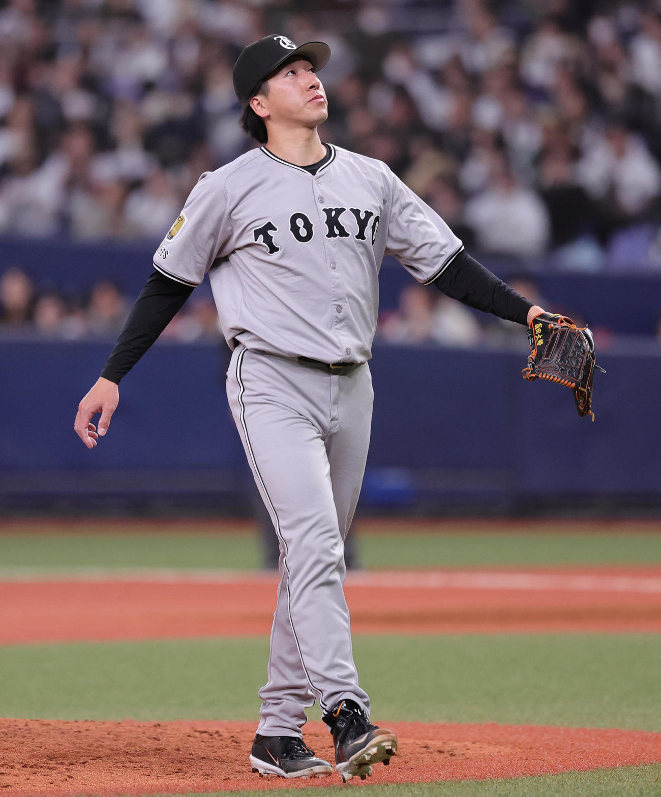 オリックス対巨人　7回裏を無失点で終えベンチに戻る巨人大勢（撮影・野上伸悟）