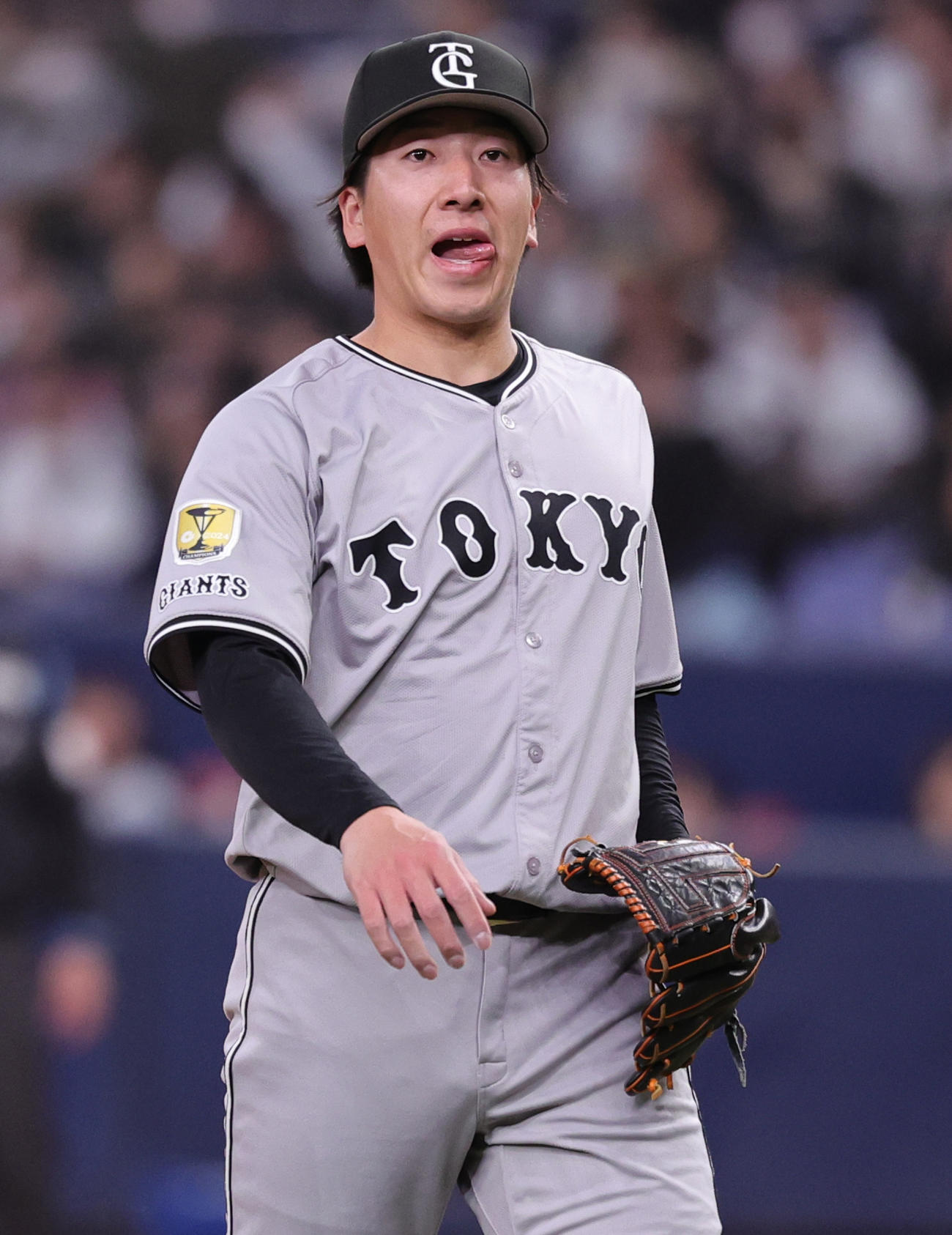 オリックス対巨人　7回裏を無失点で終えベンチに戻る巨人大勢（撮影・野上伸悟）