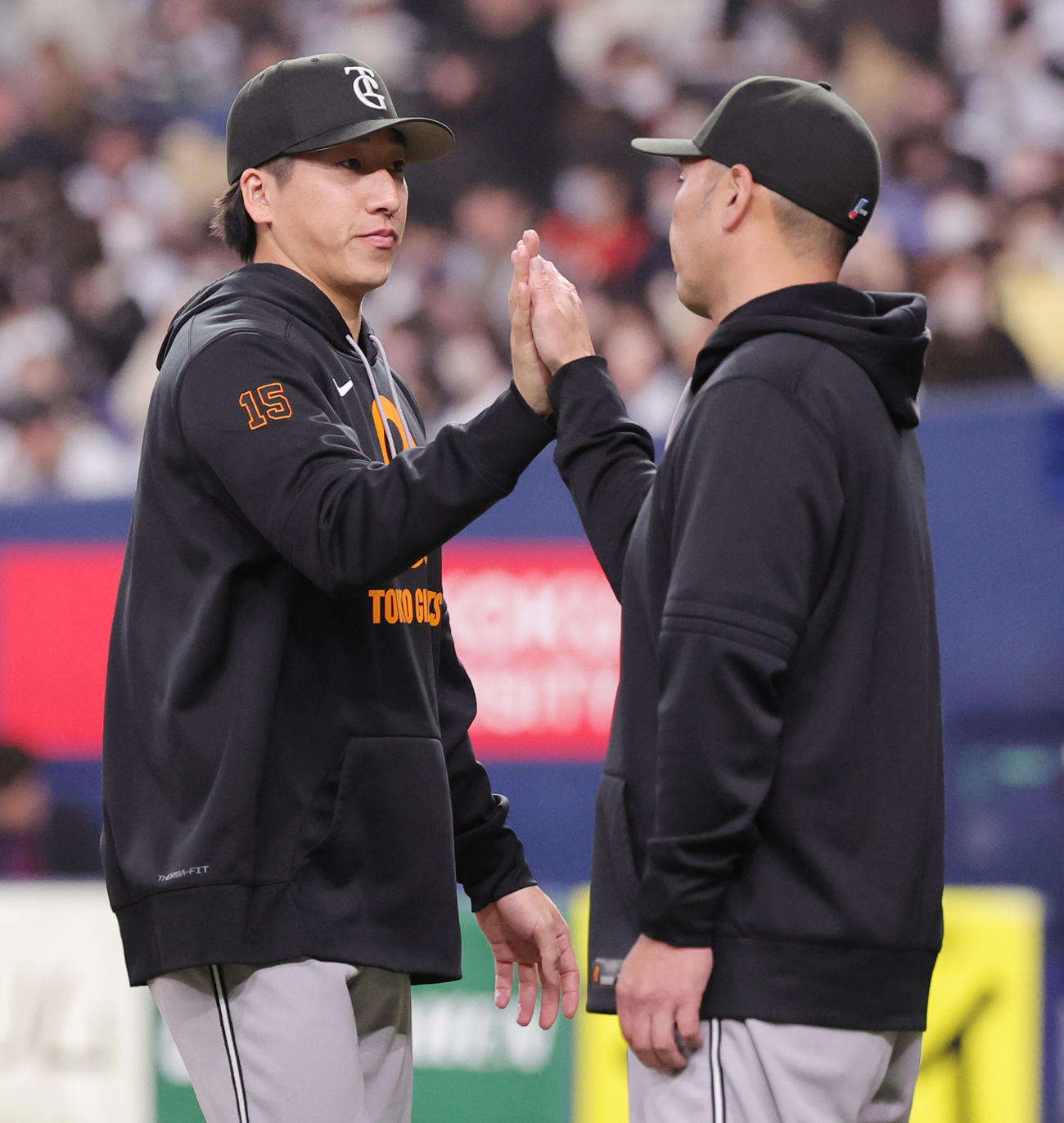 オリックス対巨人　勝利しハイタッチする巨人大勢（左）と阿部監督（撮影・野上伸悟）