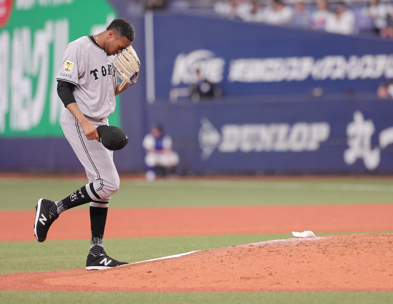オリックス対巨人　8回裏から登板した巨人マルティネスは、マウンドの前で祈りをささげる（撮影・野上伸悟）