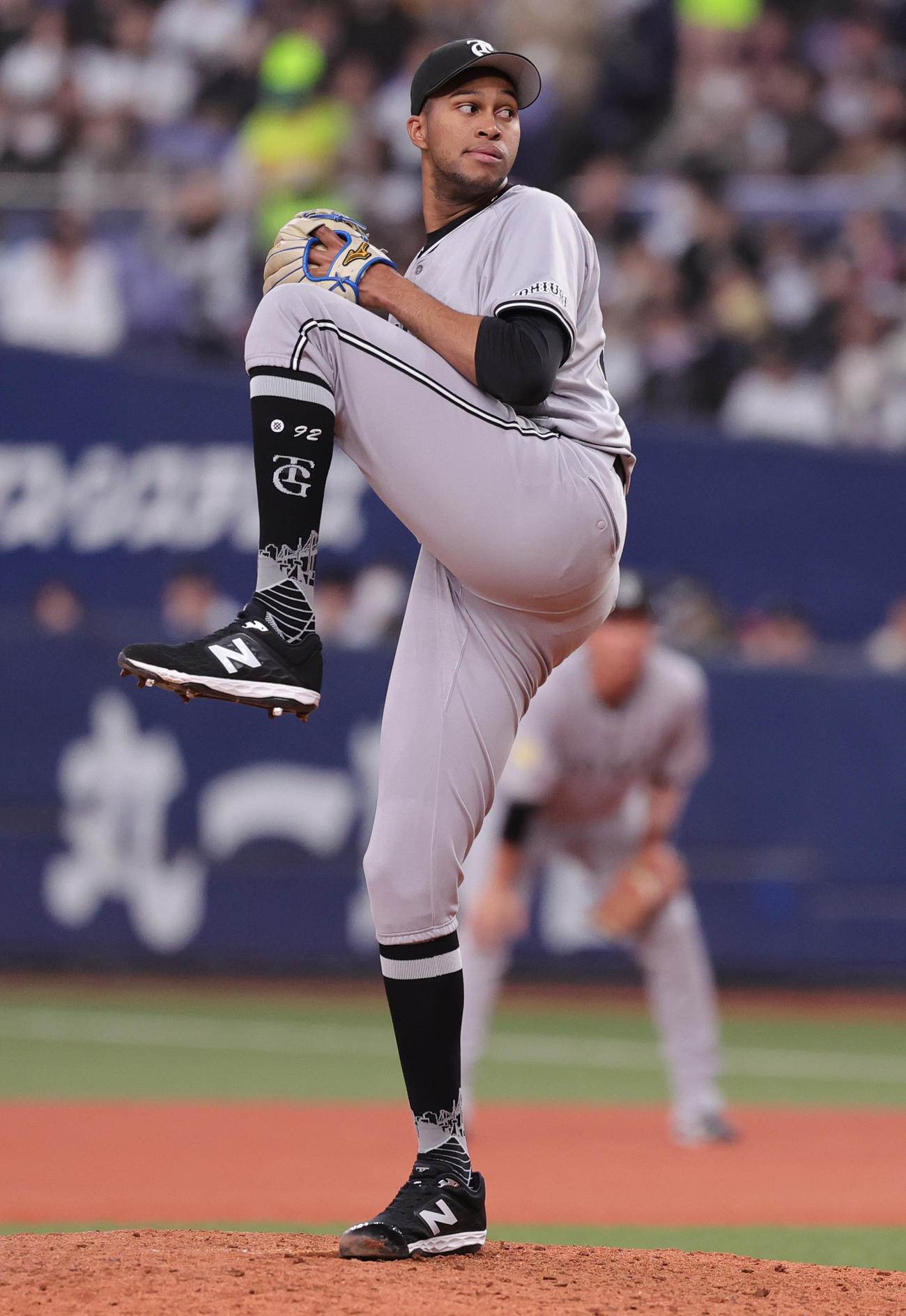 オリックス対巨人　力投する巨人マルティネス（撮影・野上伸悟）