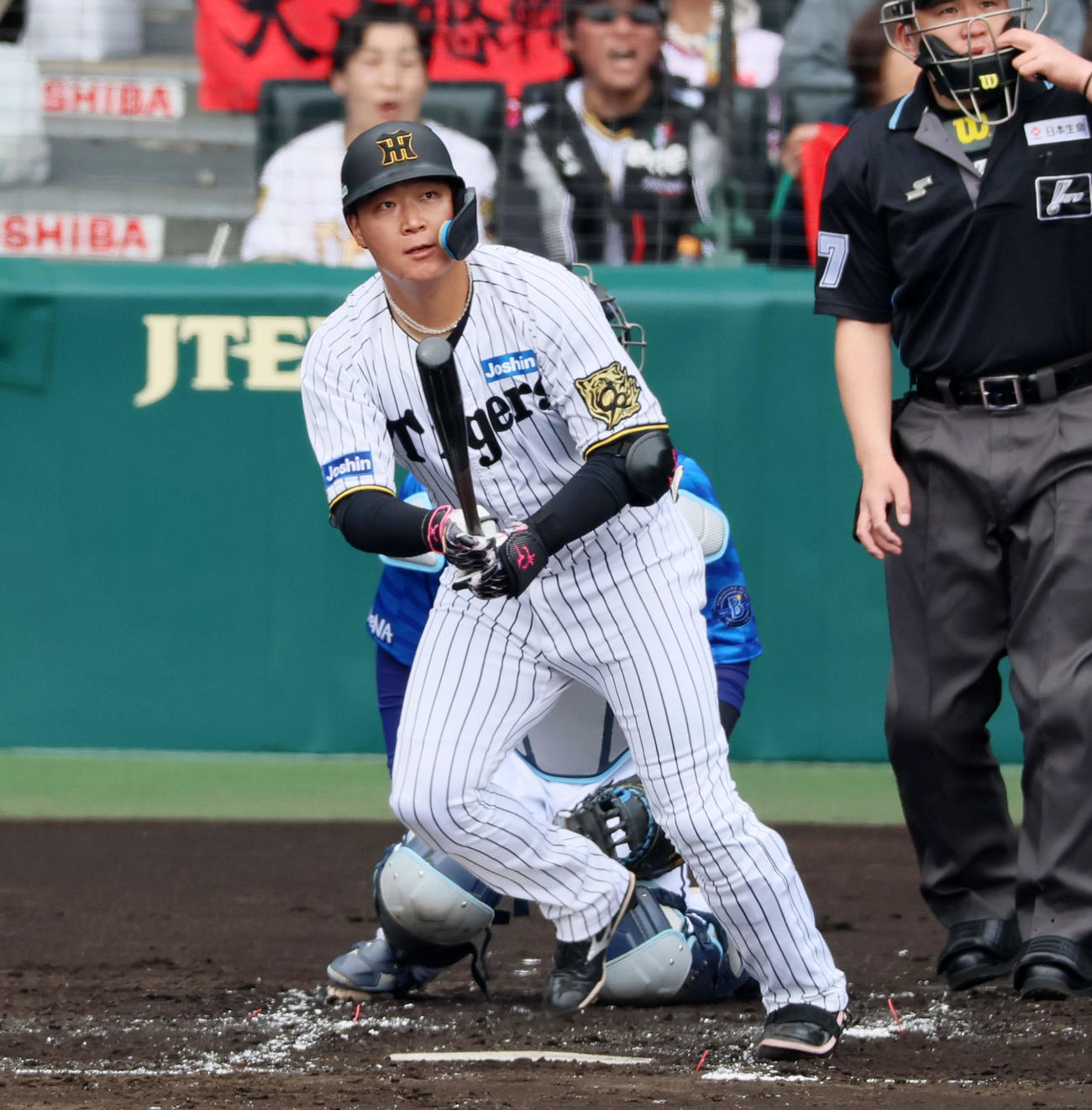 阪神対DeNA 2回裏阪神1死、大山は左越え二塁打を放つ（撮影・加藤哉）
