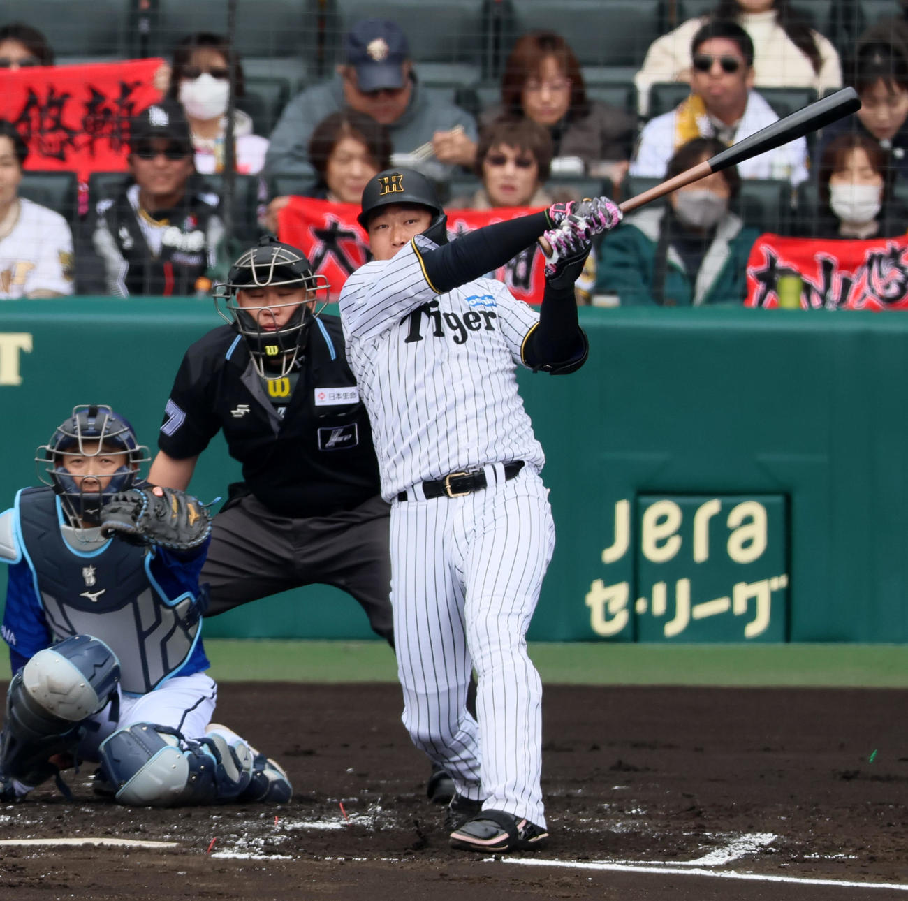 阪神対DeNA 2回裏阪神1死、大山は左越え二塁打を放つ（撮影・加藤哉）