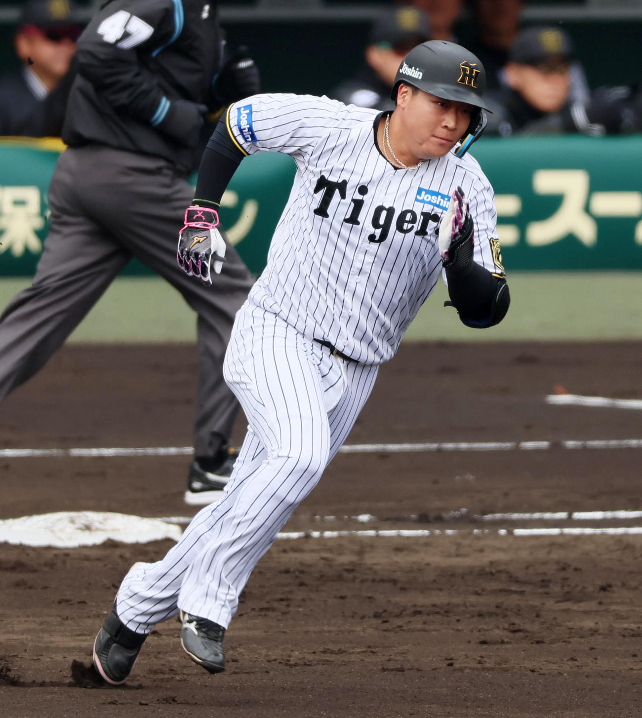 阪神対DeNA 2回裏阪神1死、大山は左越え二塁打を放つ（撮影・加藤哉）