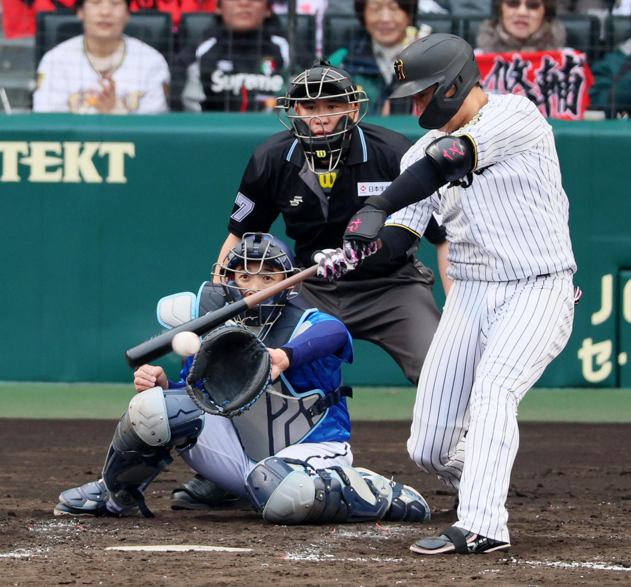 阪神対DeNA 5回裏阪神1死二、三塁、大山は左前適時打を放つ（撮影・加藤哉）