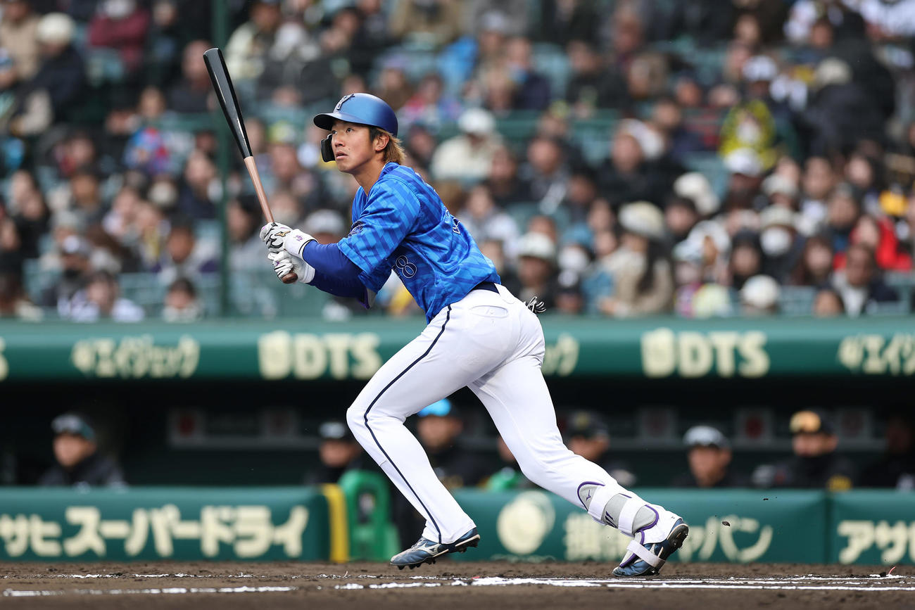 阪神対DeNA 6回表DeNA無死、左前打を放つ梶原（撮影・前田充）