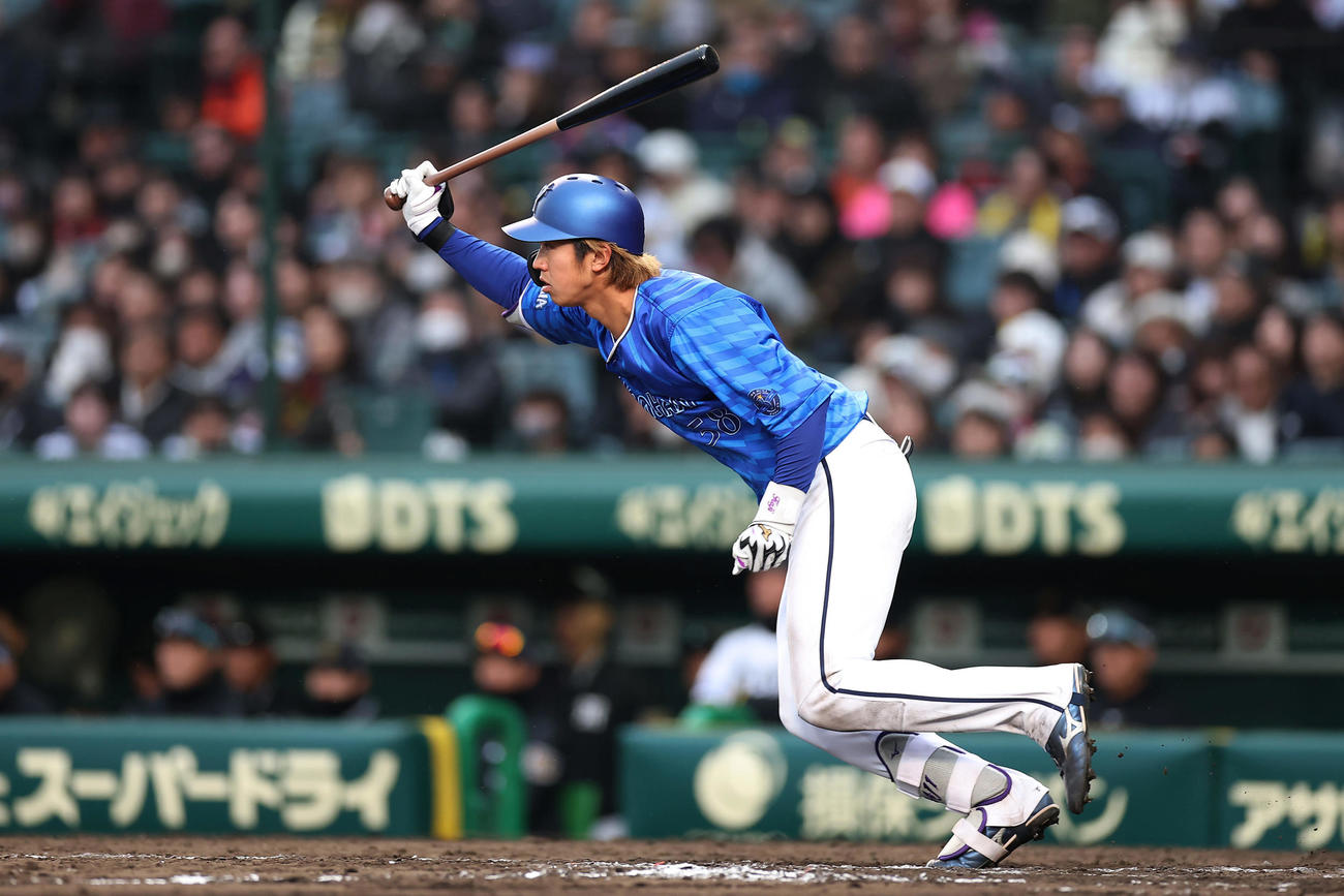 阪神対DeNA 9回表DeNA1死一、二塁、右前適時打を放つ梶原（撮影・前田充）