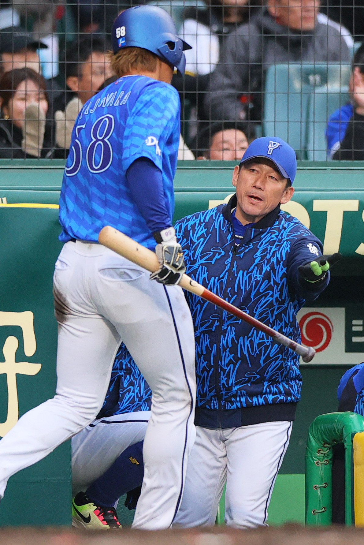オープン戦・阪神対DeNA 9回表DeNA2死一、三塁、代打勝又の右前適時打で生還した梶原（手前）を出迎える三浦監督（撮影・上山淳一）