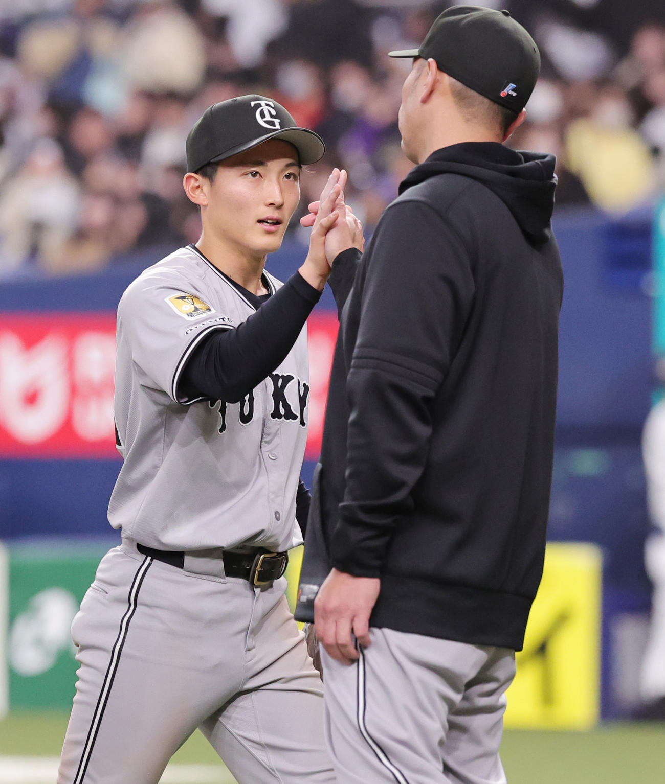 オリックス対巨人　勝利し阿部監督（右）に迎えられる巨人浦田（撮影・野上伸悟）
