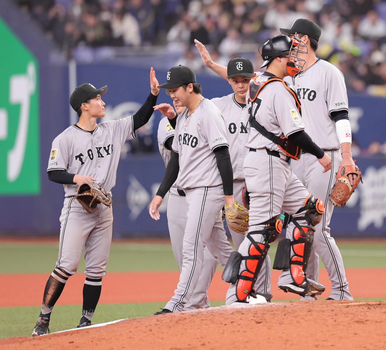 オリックス対巨人　勝利を喜ぶ浦田（左端）ら巨人ナイン（撮影・野上伸悟）