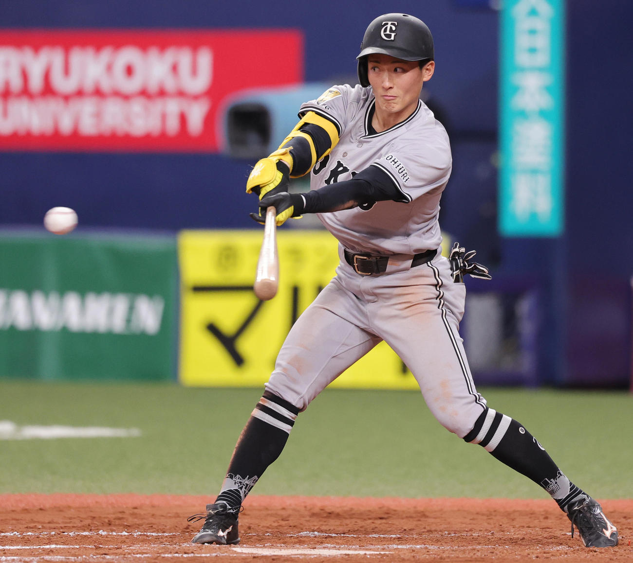 オリックス対巨人　8回表巨人2死一、二塁、左前打を放つ浦田（撮影・野上伸悟）
