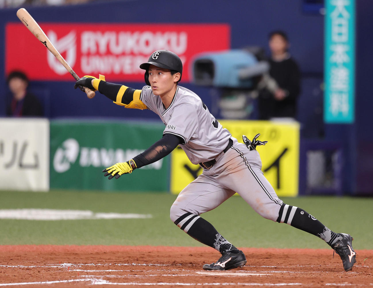オリックス対巨人　8回表巨人2死一、二塁、左前打を放つ浦田（撮影・野上伸悟）