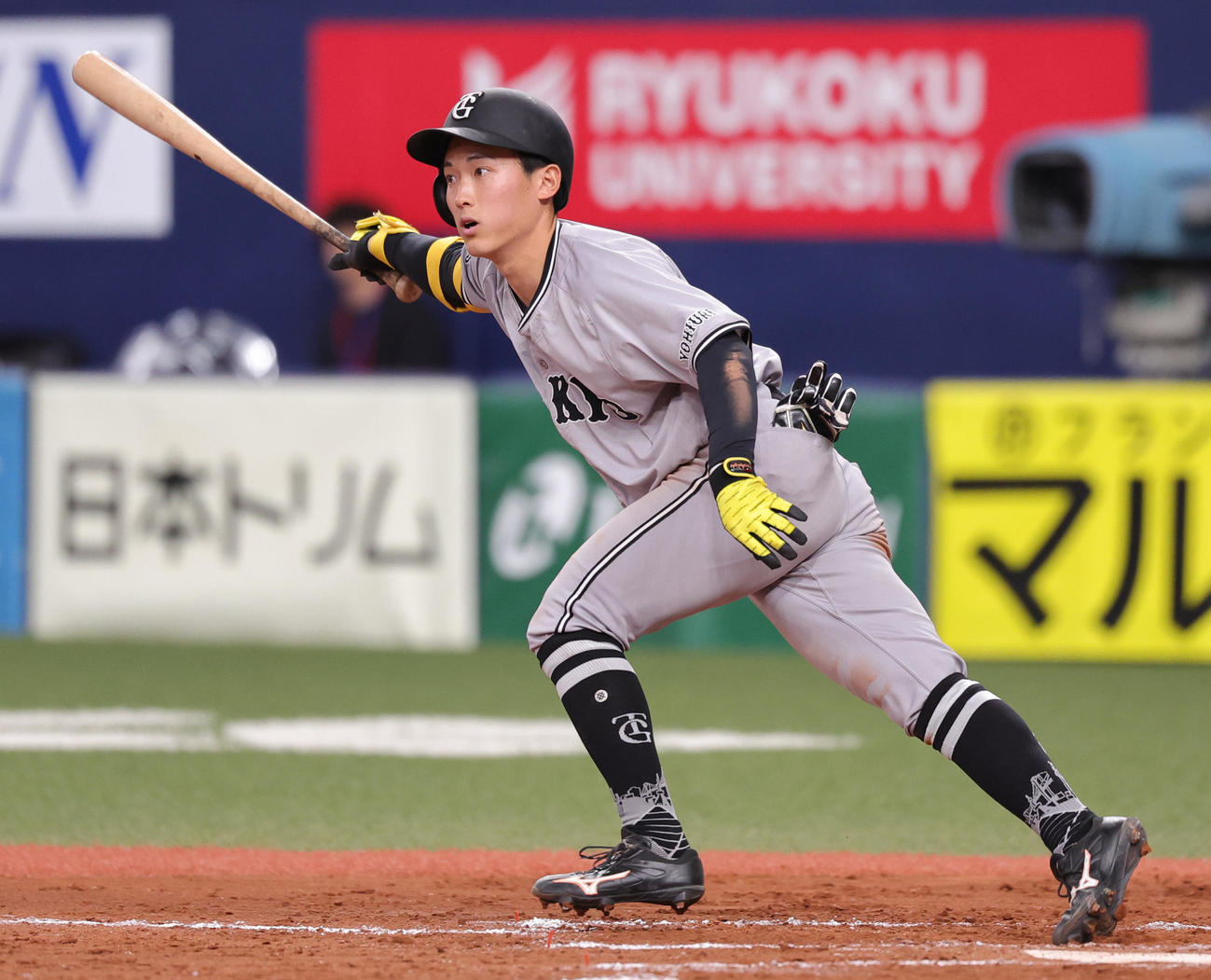 オリックス対巨人　8回表巨人2死一、二塁、左前打を放つ浦田（撮影・野上伸悟）