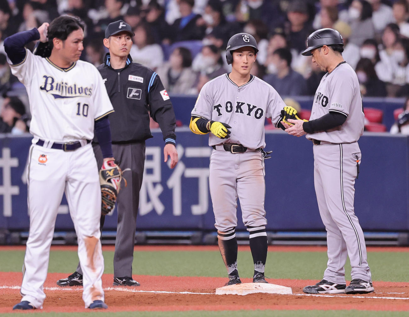 オリックス対巨人　8回表巨人2死一、二塁、左前打を放った浦田（撮影・野上伸悟）