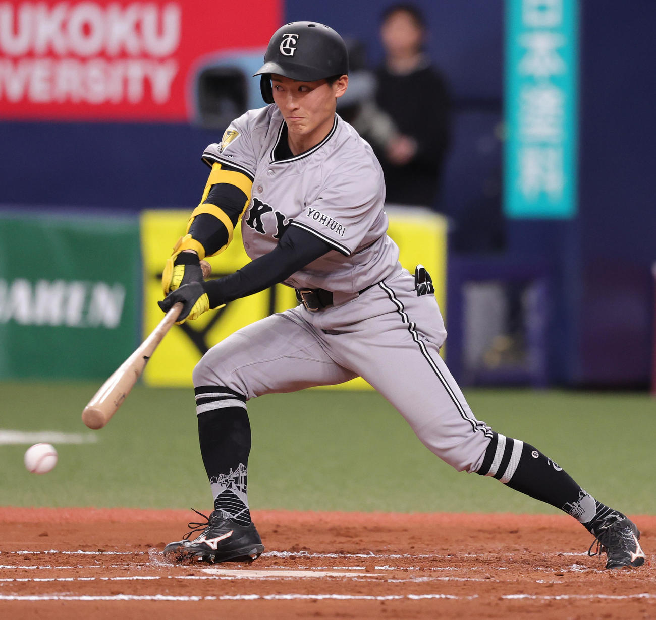 オリックス対巨人　7回表巨人無死、一塁内野安打を放つ浦田（撮影・野上伸悟）