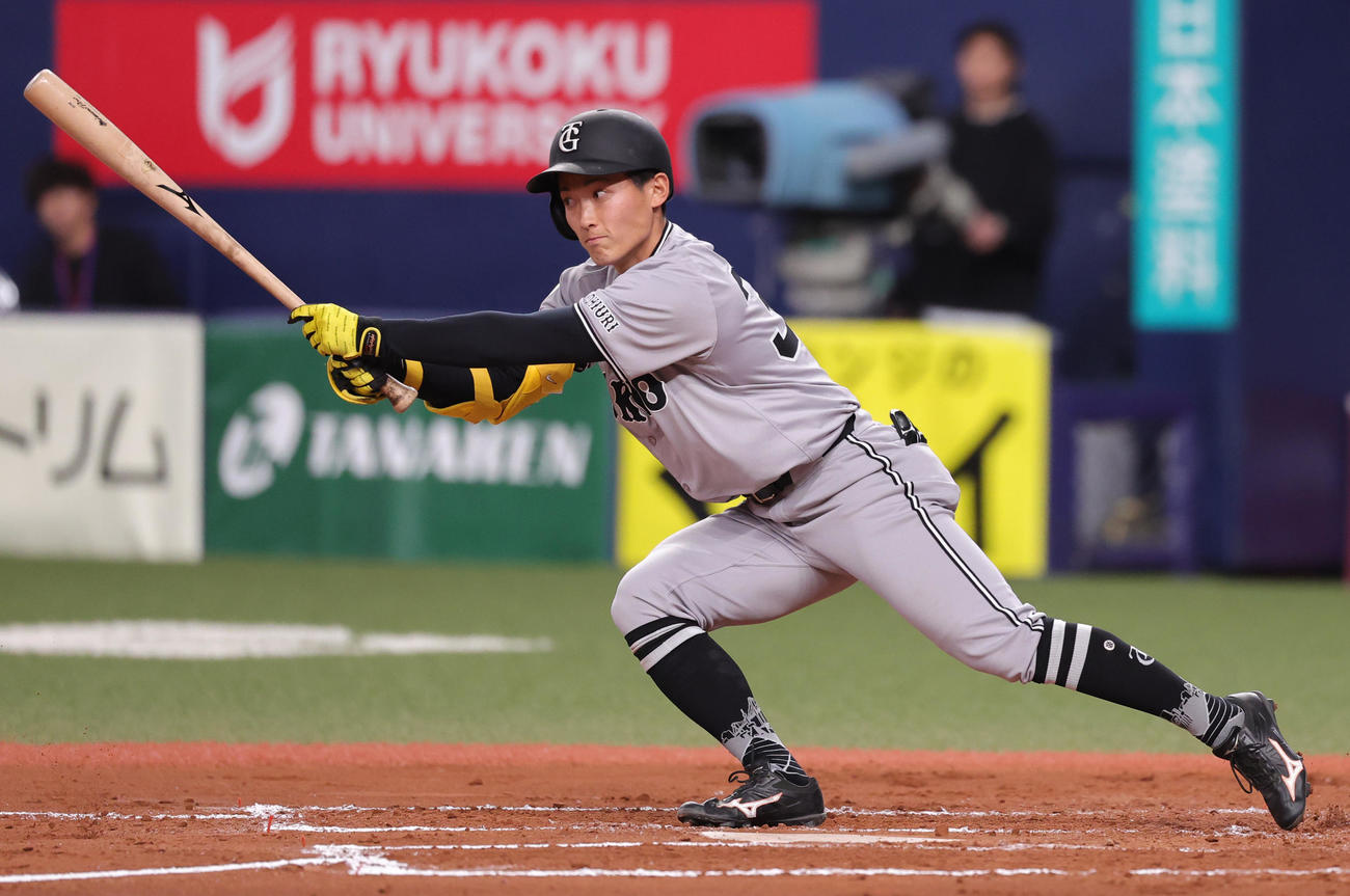 オリックス対巨人　7回表巨人無死、一塁内野安打を放つ浦田（撮影・野上伸悟）