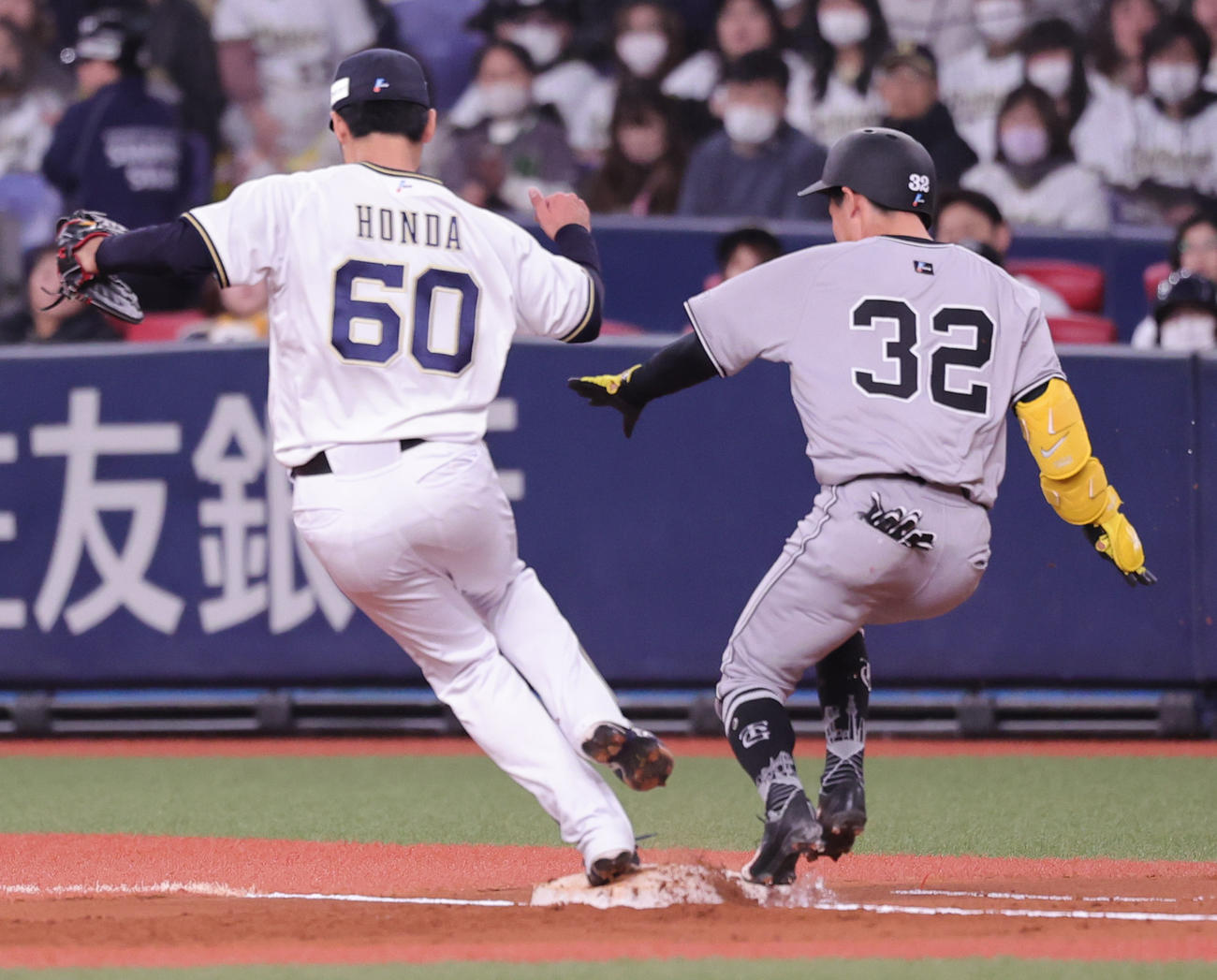 オリックス対巨人　7回表巨人無死、一塁内野安打を放つ浦田（撮影・野上伸悟）