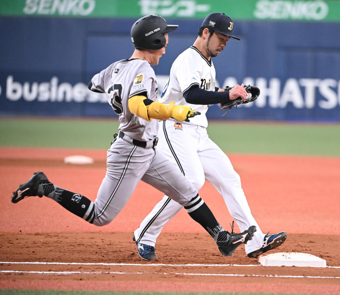 オリックス対巨人　7回表巨人無視、一内野安打を放つ浦田（撮影・和賀正仁）