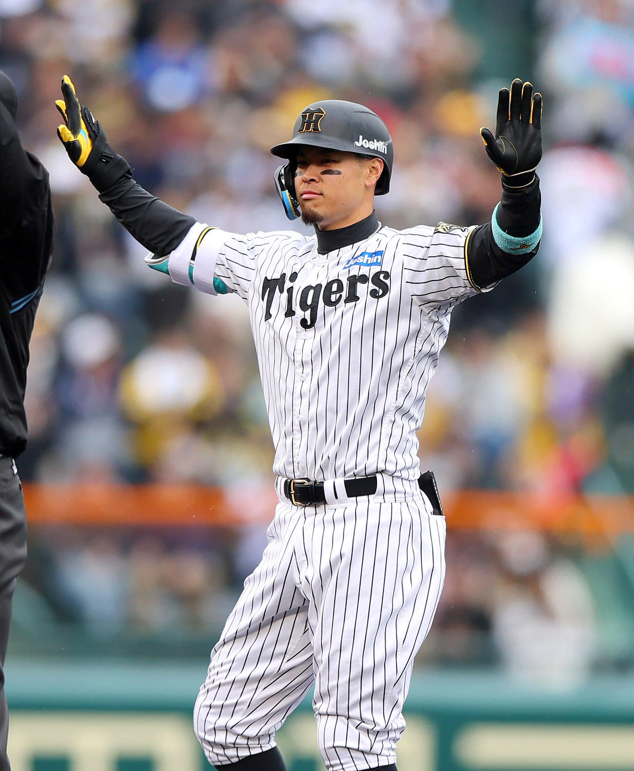 オープン戦・阪神対DeNA 5回裏阪神1死満塁、佐藤輝は左2点適時二塁打を放ち二塁でポーズする（撮影・上山淳一）