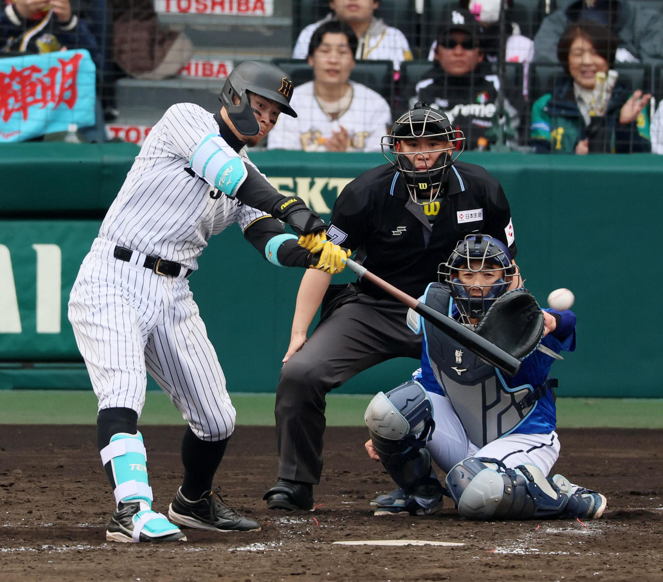 阪神対DeNA 5回裏阪神1死満塁、佐藤輝は左越え適時2点二塁打を放つ（撮影・加藤哉）