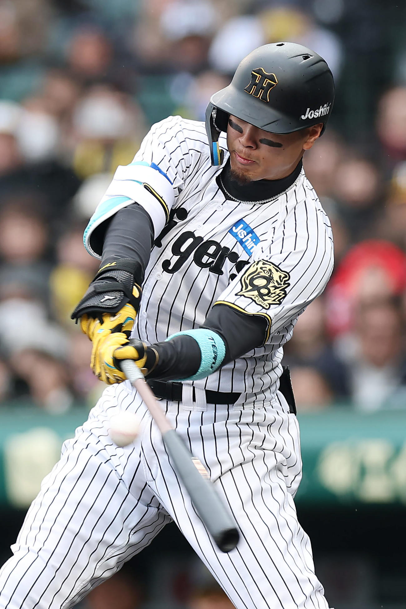 阪神対DeNA 5回裏阪神1死満塁、左翼線へ2点適時二塁打を放つ佐藤輝（撮影・前田充）