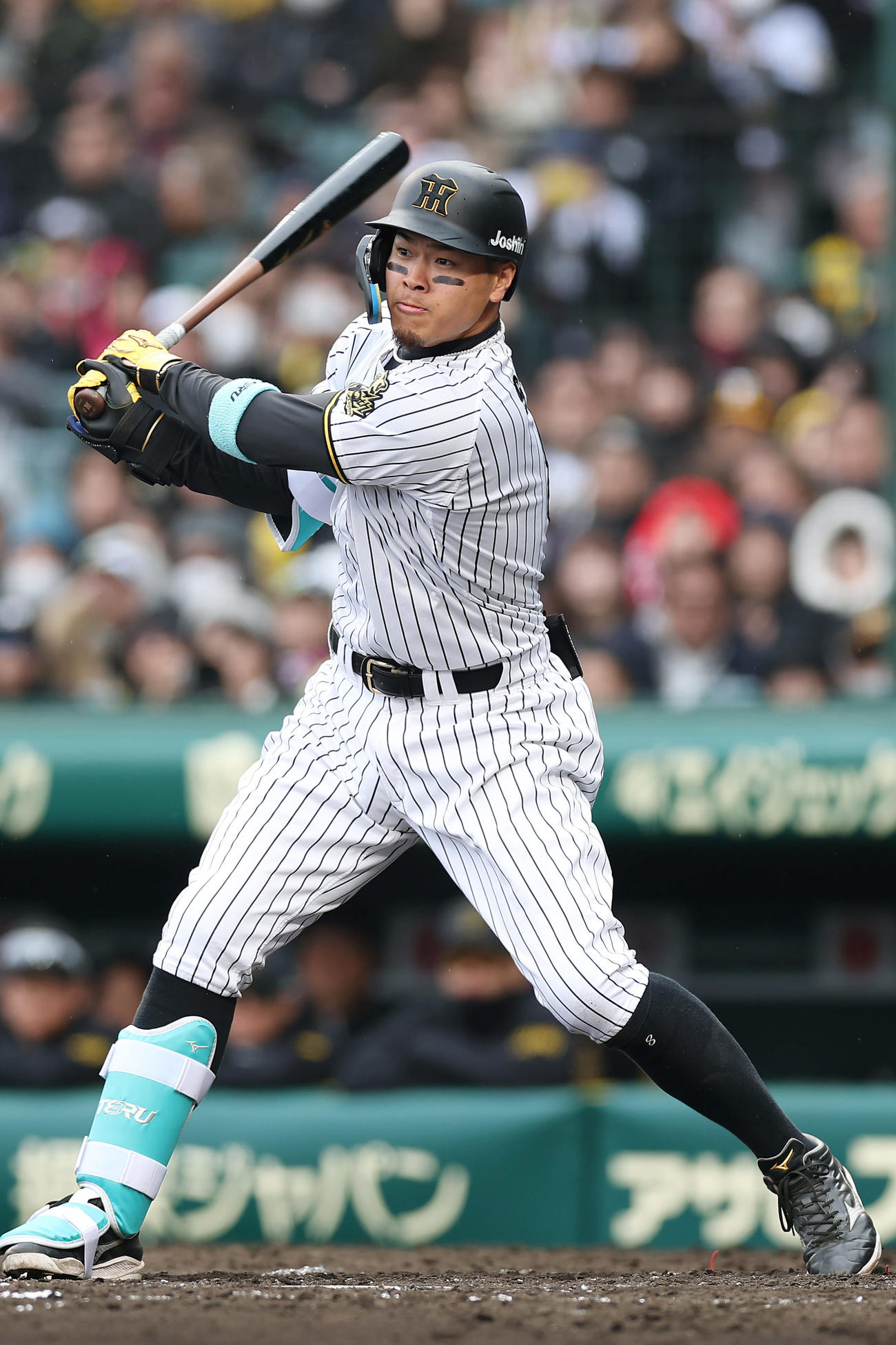 阪神対DeNA 5回裏阪神1死満塁、左翼線へ2点適時二塁打を放つ佐藤輝（撮影・前田充）