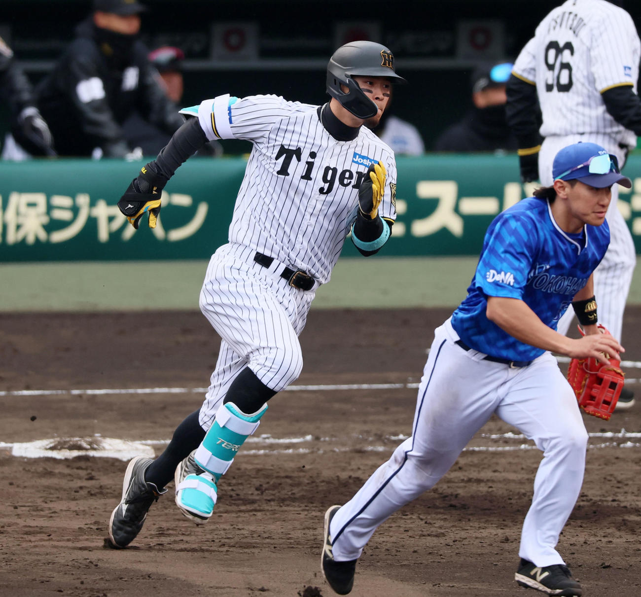 阪神対DeNA 5回裏阪神1死満塁、佐藤輝は左越え適時2点二塁打を放つ（撮影・加藤哉）