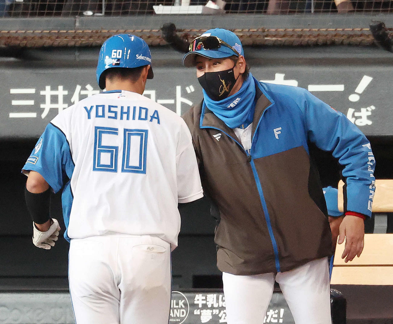 日本ハム対中日　2回裏を終え、右前適時打を放った吉田（左）を迎える新庄監督（撮影・河田真司）