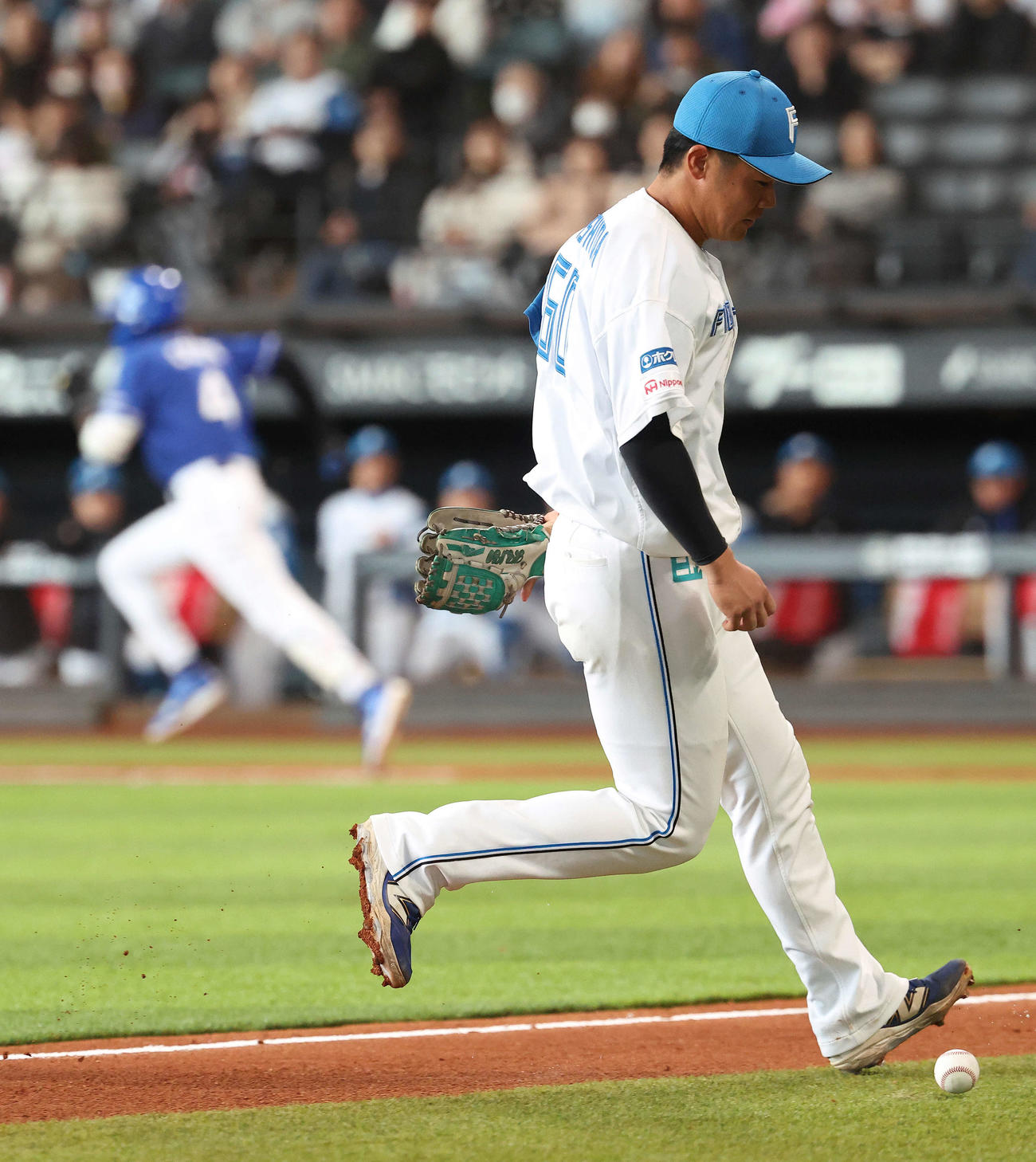 日本ハム対中日　2回表中日無死一塁、カリステの打球をファンブルする吉田（撮影・河田真司）