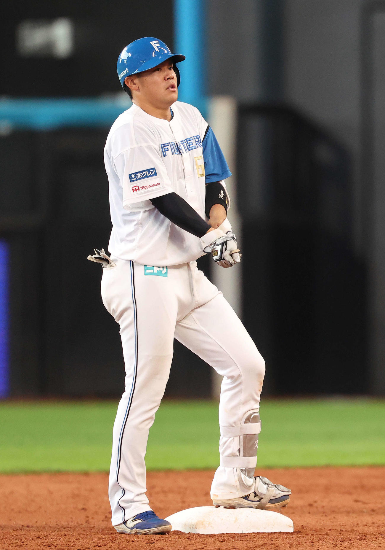 日本ハム対中日　4回裏日本ハム2死一塁、フェンス直撃の二塁打を放ち出塁する吉田（撮影・河田真司）