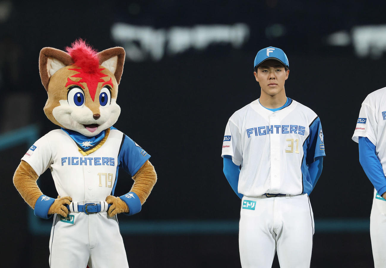 日本ハム対中日　開始前、新入団選手紹介に臨む日本ハム柴田（撮影・河田真司）
