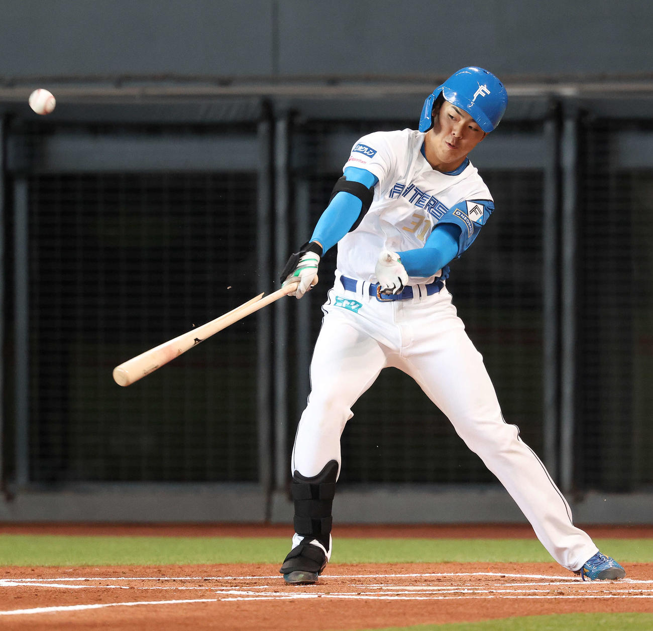 日本ハム対中日　1回裏日本ハム2死、二飛に倒れる柴田（撮影・河田真司）