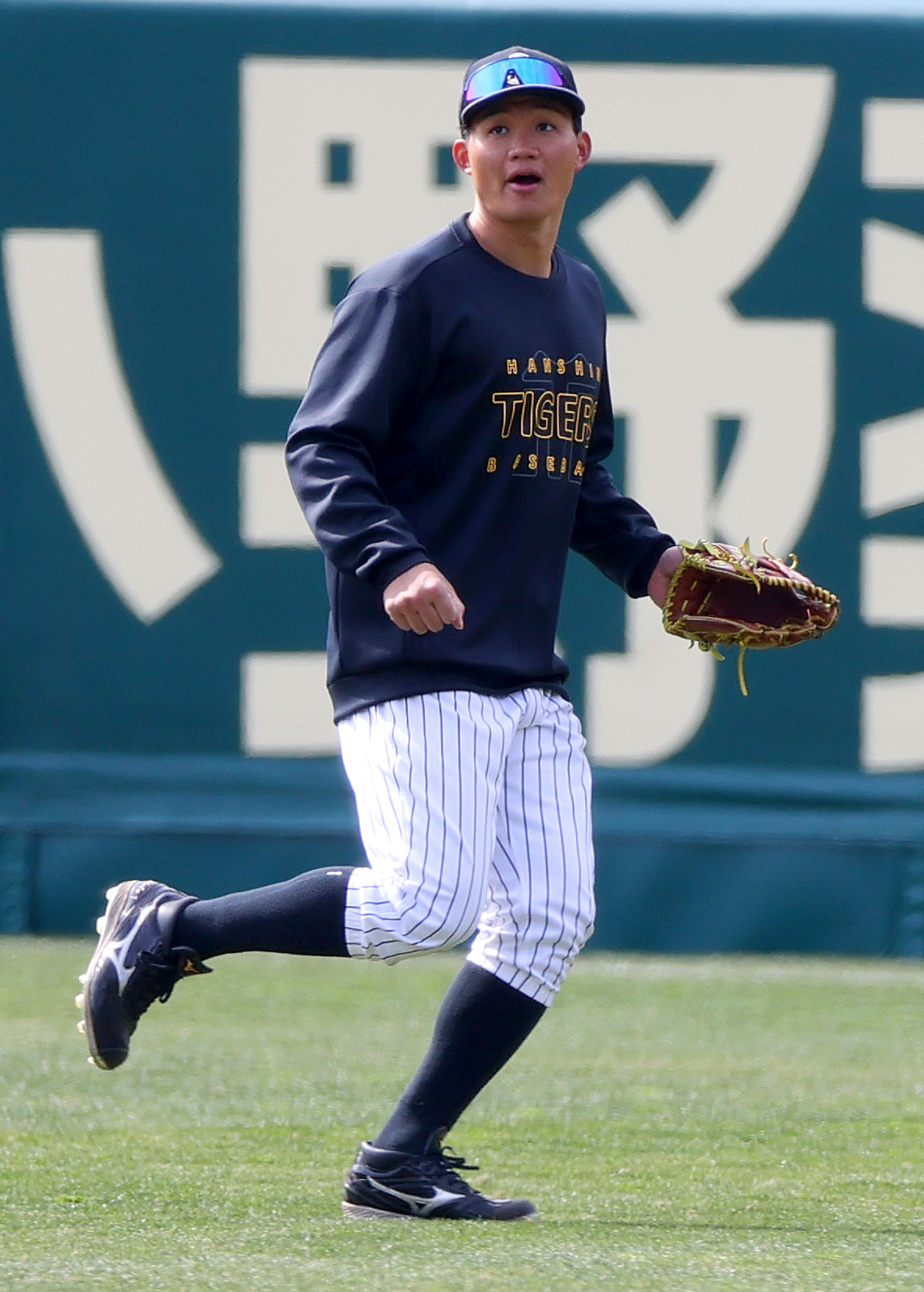 オープン戦・阪神対DeNA　試合前、右翼で打球を追う阪神森下（撮影・上山淳一）
