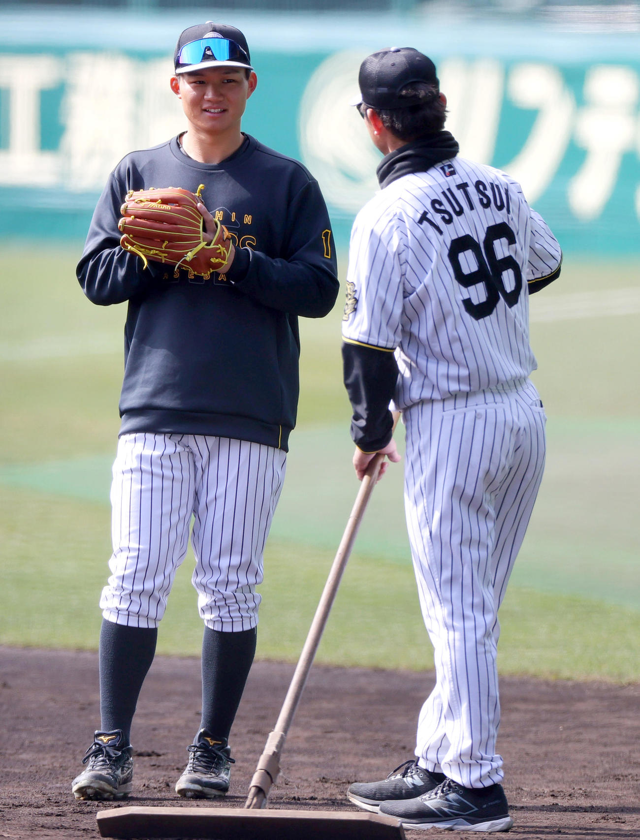 オープン戦・阪神対DeNA　試合前、阪神森下（左）はグラウンドで筒井外野守備兼走塁チーフコーチと話す（撮影・上山淳一）