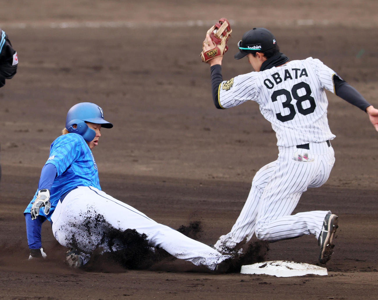 阪神対DeNA 6回表DeNA無死一塁、一塁走者梶原は二塁盗塁を決める。野手小幡（撮影・加藤哉）