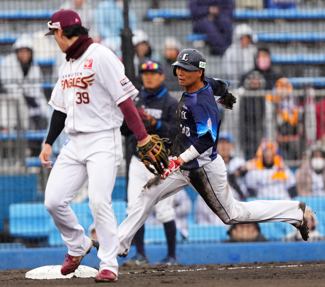 楽天対西武　8回表西武2死二塁、石原の後逸で三塁へ進塁する仲田（撮影・横山健太）