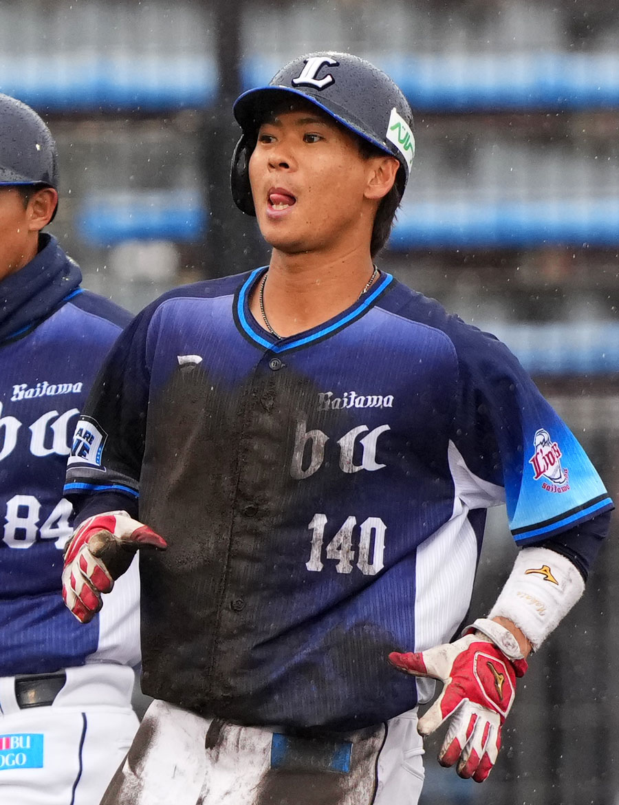 楽天対西武　8回表西武2死二塁、石原の後逸で三塁へ進塁する仲田（撮影・横山健太）