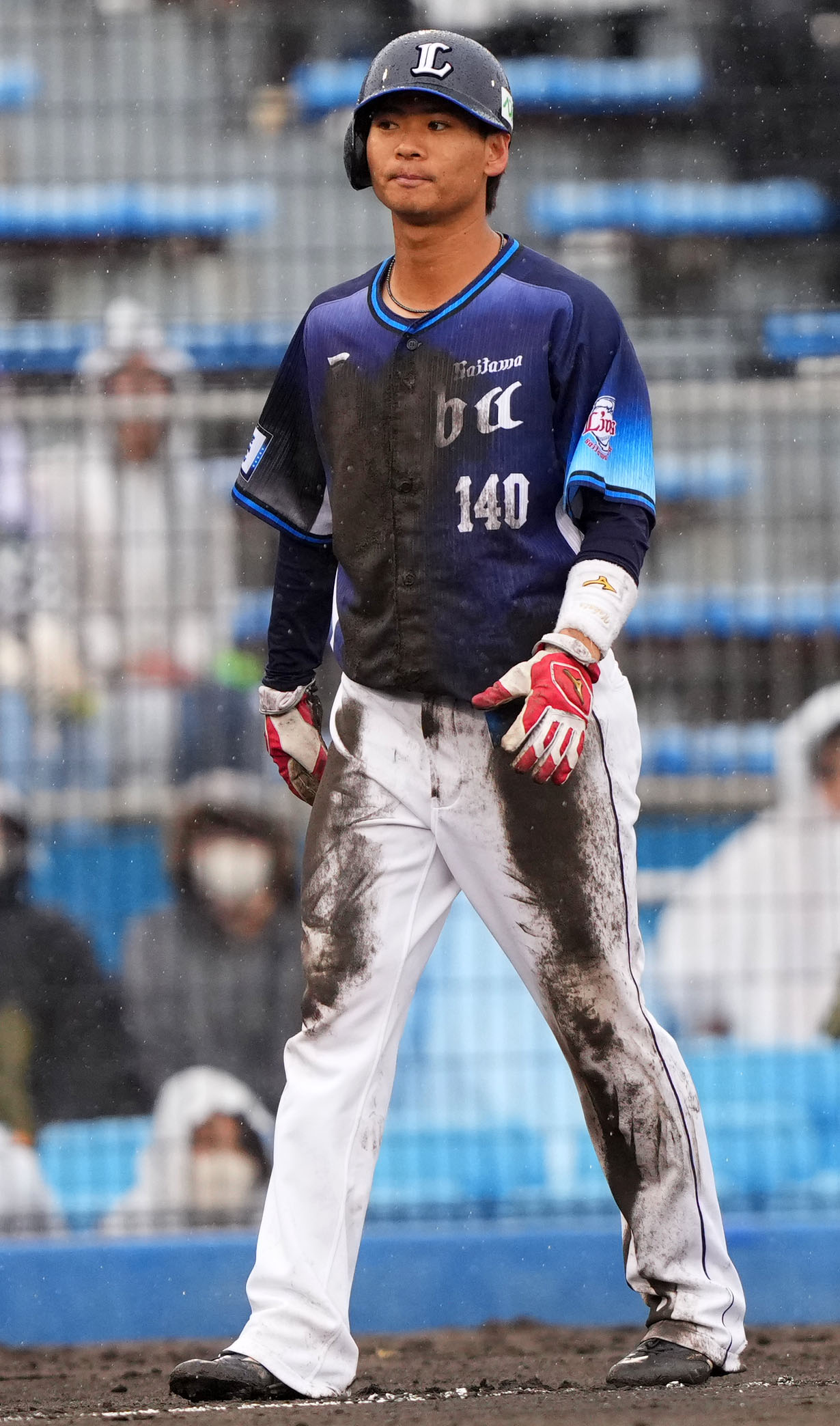 楽天対西武　8回表西武2死二塁、石原の後逸で三塁へ進塁する仲田（撮影・横山健太）