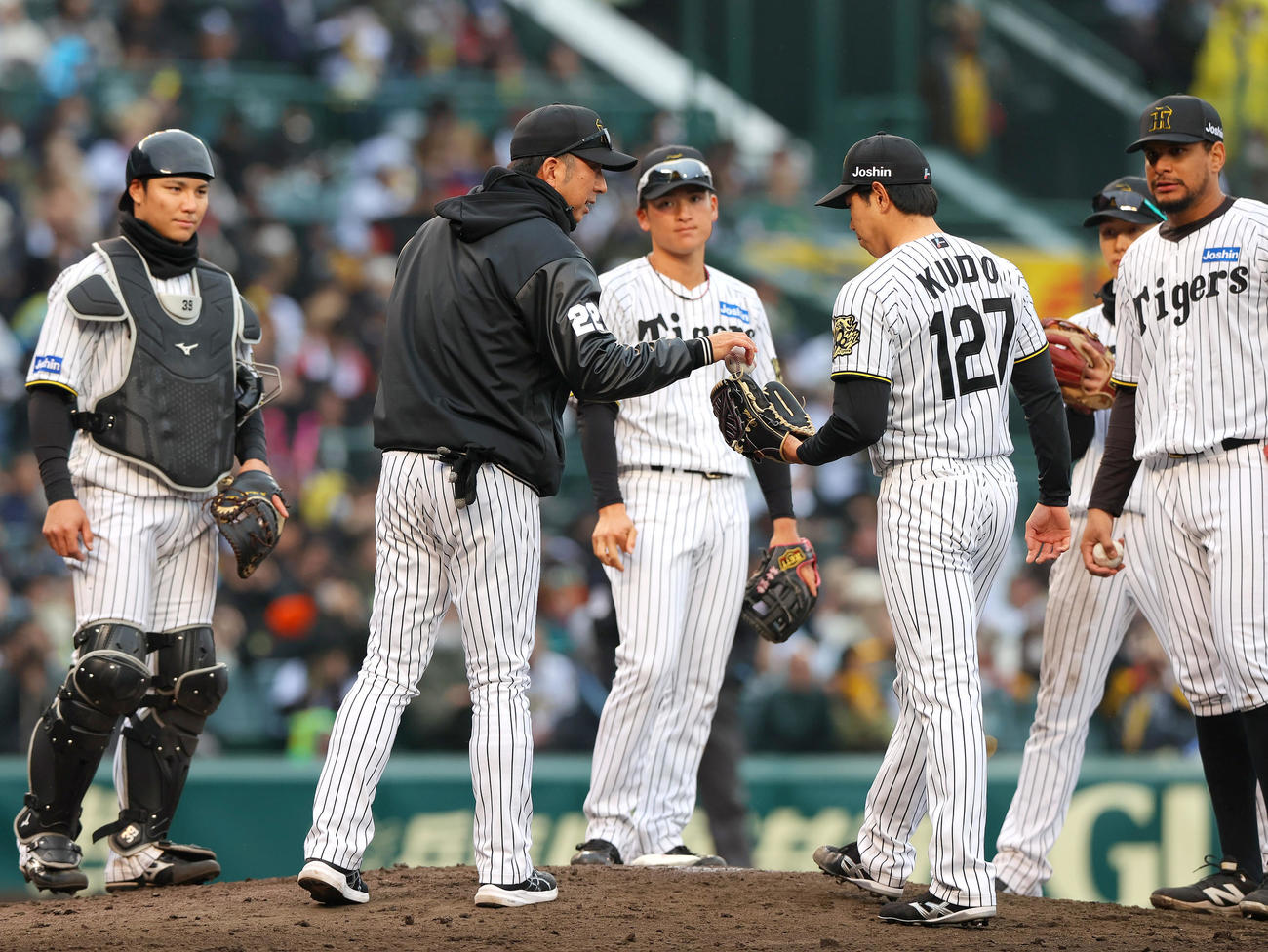 オープン戦・阪神対DeNA 8回表DeNA2死三塁、藤川監督（左から2人目）は川原から交代の工藤にボールを渡す（撮影・上山淳一）